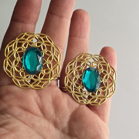 Vintage earrings large big green gem gold tone filigree pierced posts - Picture 10 of 13